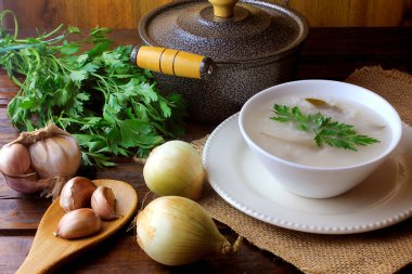 rustik ahşap masa üzerinde seramik kase içinde congee, Asya mutfağının tipik geleneksel pirinç lapası