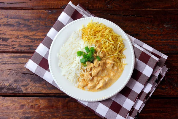 Stroganoff de frango, é um prato originário da culinária russa que no Brasil é composto por creme azedo com extrato de tomate, arroz e batata frita. . — Fotografia de Stock