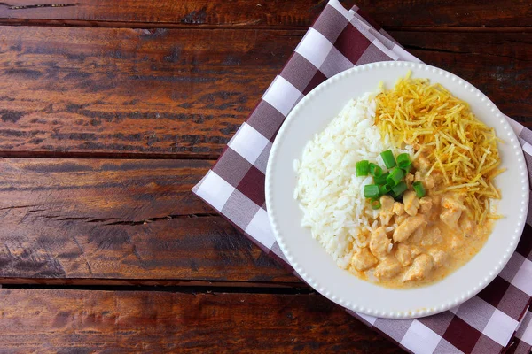 Stroganoff de frango, é um prato originário da culinária russa que no Brasil é composto por creme azedo com extrato de tomate, arroz e batata frita. . — Fotografia de Stock