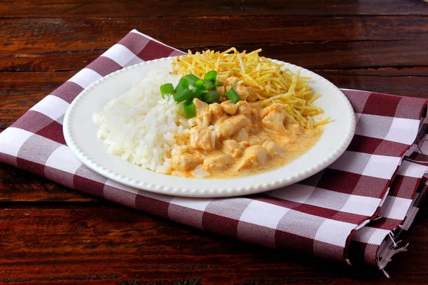 Kurczak Stroganoff, to danie pochodzące z kuchni rosyjskiej, że w Brazylii składa się z kwaśnej śmietany z ekstraktu pomidorowego, ryż i chipsy ziemniaczane. — Zdjęcie stockowe
