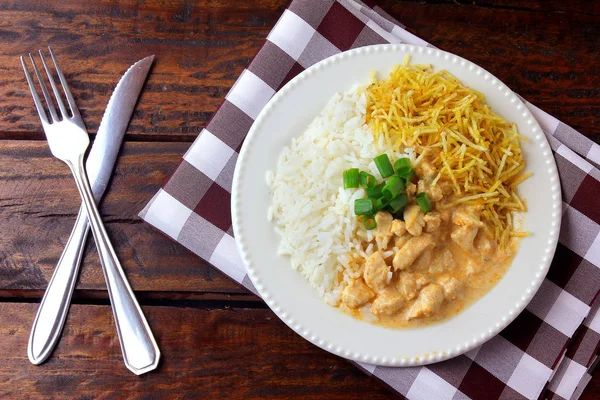 Stroganoff de frango, é um prato originário da culinária russa que no Brasil é composto por creme azedo com extrato de tomate, arroz e batata frita. . — Fotografia de Stock