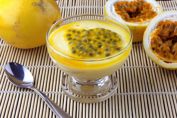 rustik ahşap masada cam kase tatlı Passion meyve mus