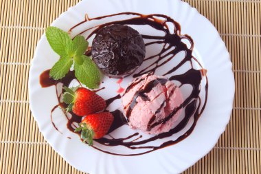 rustik ahşap masa üzerinde çilek ile beyaz plaka üzerinde dondurma ile petit gateau