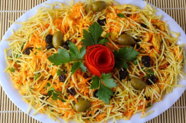 Salpicao rendelenmiş tavuk, kuru üzüm, rendelenmiş havuç, patates çubukları ve mayonez ile yapılan tipik bir Brezilya salatası,.