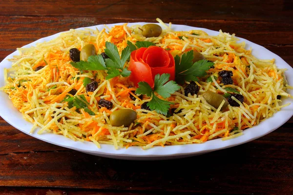 Salpicao rendelenmiş tavuk, kuru üzüm, rendelenmiş havuç, patates çubukları ve mayonez ile yapılan tipik bir Brezilya salatası,.