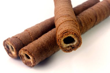 Beyaz arka planda izole edilmiş çikolatalı gofret çubukları. Seçici Odaklanma