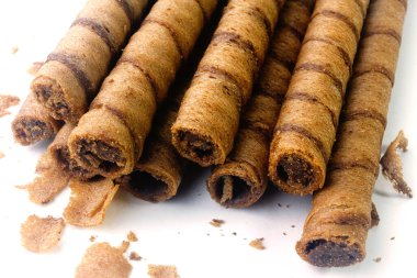 Beyaz arka planda izole edilmiş çikolatalı gofret çubukları. Seçici Odaklanma