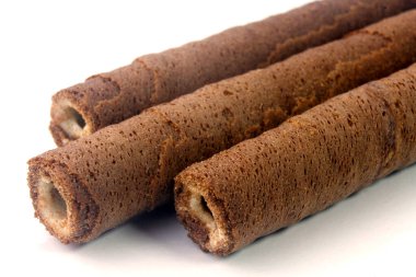 Beyaz arka planda izole edilmiş çikolatalı gofret çubukları. Seçici Odaklanma