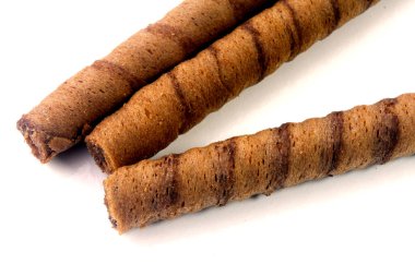 Beyaz arka planda izole edilmiş çikolatalı gofret çubukları. Seçici Odaklanma