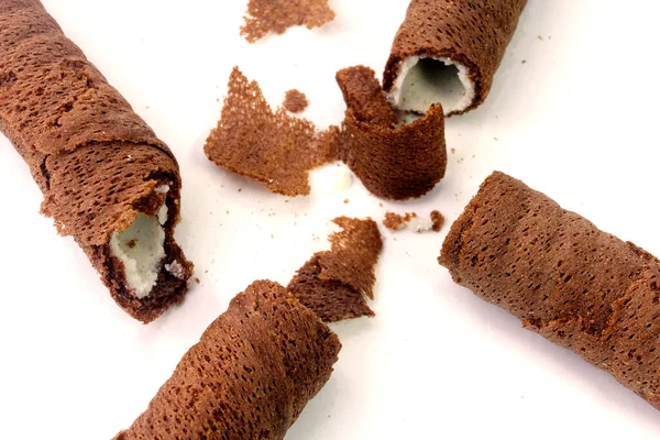 Chocolate Wafer Rolos Biscoito Varas Isoladas Fundo Branco Foco Seletivo — Fotografia de Stock