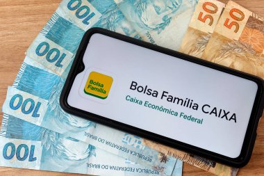 Rio de Janeiro, Brezilya - 5 Eylül 2020 Logo Bolsa Famlia. Brezilya Federal Hükümeti 'nin düşük gelirli ailelere maddi yardımı. Brezilya yardım programı