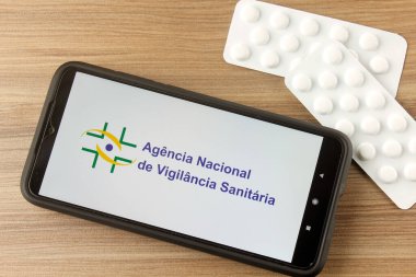 Rio de Janeiro, Brezilya - 10 Eylül 2020: ANVISA, Ulusal Sağlık İzleme Ajansı, akıllı telefon ekranında. Brezilya 'da, tüm ürün ve hizmetler üzerinde hijyenik kontrol uyguluyor