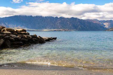 dağlar göl kenarında