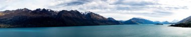 Queenstown yakınındaki dağların panoramik görünüm