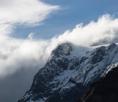 Bulutlar dağ tepe üzerinde haddeleme