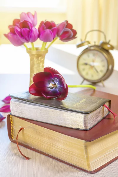 Holy Bible Old Gold Alarm Clock Flowers Wooden Table Background — Stock Photo, Image