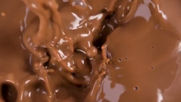 巧克力片在牛奶中与巧克力一起缓慢运动 — 图库视频影像