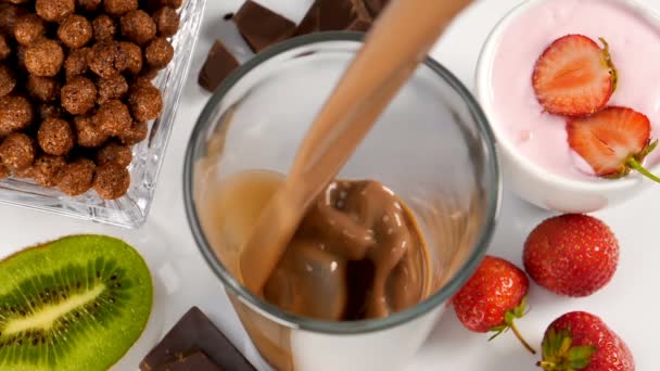 Шоколад Молоком Тече Склянці Сніданок Повільному Русі Здорове Харчування Сніданок — стокове відео