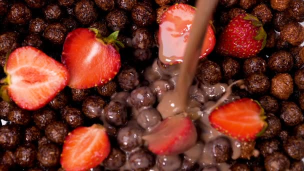 Leche Con Chocolate Que Fluye Los Cereales Cacao Con Fresas — Vídeos de Stock