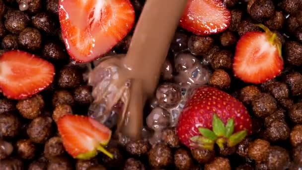 ミルクいちごココア シリアルにチョコレートが流れる 健康的な朝食のコンセプトの食事 スローモーション映像 — ストック動画