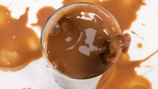 巧克力片在牛奶中下降 巧克力玻璃缓慢运动 — 图库视频影像