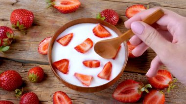 Kadın el kase çilek yoğurt alarak. Sağlıklı beslenme kavramı. 4k