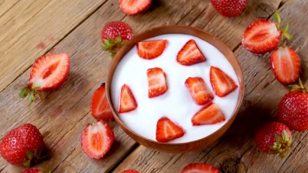 Erdbeeren Joghurt Holzschale Der Sich Auf Einem Holztisch Dreht Konzept — Stockvideo