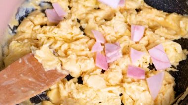 Jambonlu omlet yavaş düşüyor. Omlet peynir ve jambon ile yemek kahvaltı için. Closeup ağır çekim.