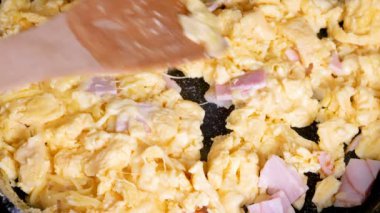 Omlet peynir ve jambon ile yemek kahvaltı için. Closeup 4k.