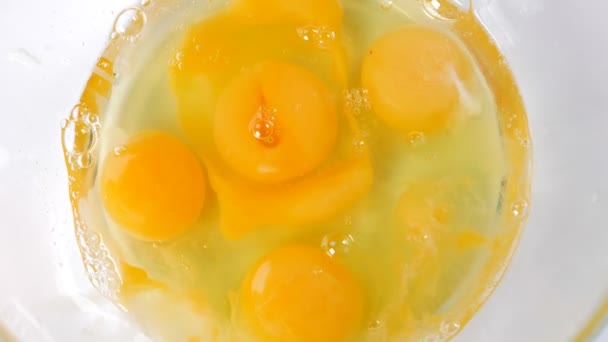 Romper Huevos Tazón Vidrio Huevos Orgánicos Frescos Cayendo Tazón Preparación — Vídeo de stock
