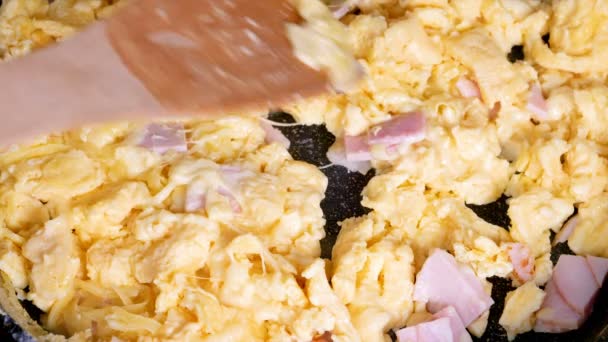 Μαγείρεμα Ομελέτα Τυρί Και Ζαμπόν Για Πρωινό Closeup — Αρχείο Βίντεο