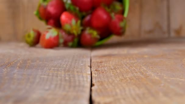 Φρέσκες Φράουλες Που Πέφτουν Από Κουβά Στο Ξύλινο Τραπέζι Υγιείς — Αρχείο Βίντεο