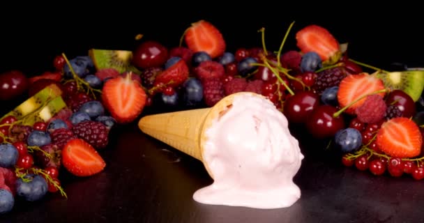 Helado Con Fondo Frutas Del Bosque Que Derrite Sobre Mesa — Vídeos de Stock