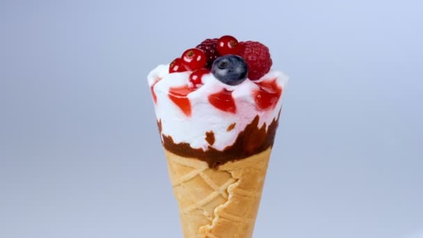 Helado Frutas Del Bosque Cono Girando Sobre Fondo Azul — Vídeos de Stock