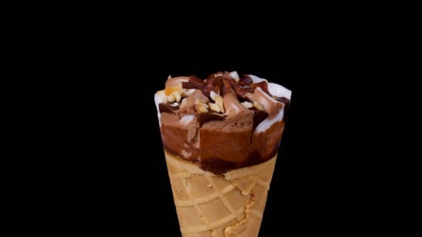 Шоколад Ванильное Мороженое Конусе Вращаются Черном Фоне — стоковое видео