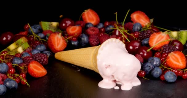 Ice Cream Erdei Gyümölcsök Fekete Tábla Olvadás Háttér — Stock videók