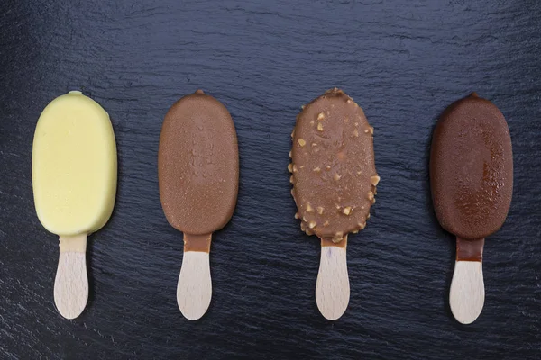 在黑石板上涂满巧克力的冰淇淋 — 图库照片