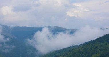 Bulutlar dağlar yaz gün panoramik görünümü üzerinde hareket. 4k