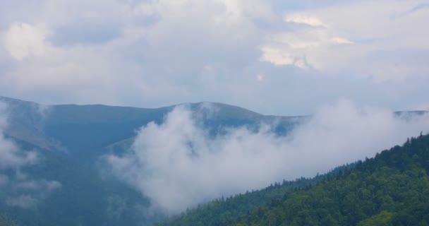 Pilvet Liikkuvat Vuorten Yli Kesäpäivänä Panoraamanäköalalla — kuvapankkivideo