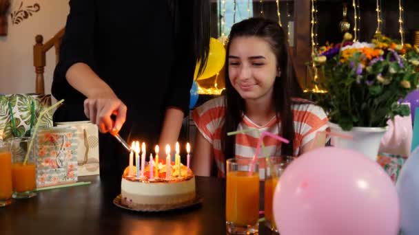 Joyeux Adolescent Fille Avec Gâteau Anniversaire Fête Allumer Des Bougies — Video