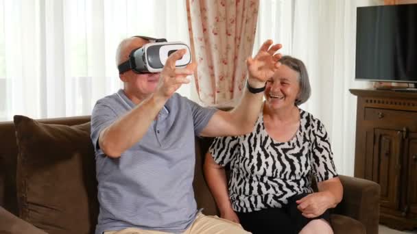 Pozitivní Starší Pár Snaží Zařízení Virtuální Realita Starší Muž Nosí — Stock video