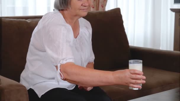 Zdrowy Senior Pani Picia Szklankę Świeżego Mleka Uśmiechem Uznanie Przyjemności — Wideo stockowe