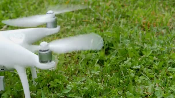 Uçak Pervane Yanar Rotor Dronun Açık Havada Çimenlerin Üzerinde Yakın — Stok video