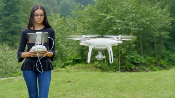 Jovem Mulher Controlando Drone Campo Operador Drones Segurando Transmissor Controle — Vídeo de Stock