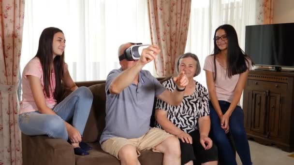 Homem Sênior Fone Ouvido Realidade Virtual Óculos Divertindo Com Sua — Vídeo de Stock