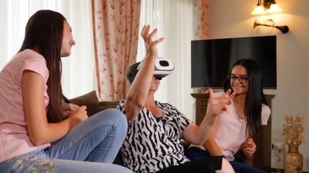 Senior Woman Virtual Reality Headset Glasses Having Fun Her Granddaughters — Stock Video