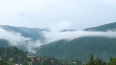 Bulutlar dağlar ve yaz gün panoramik köyde üzerinde hareket. 4k