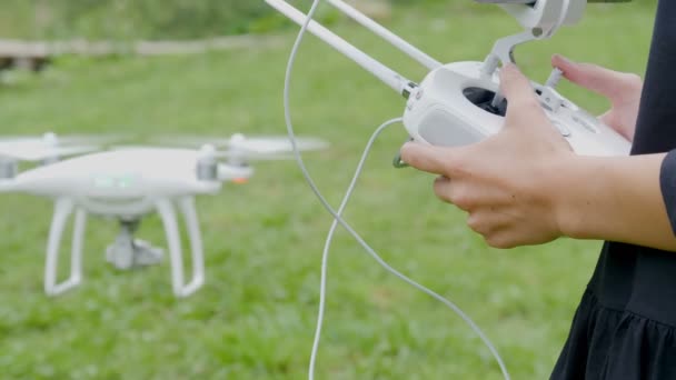 Kvinna Händerna Styra Drönaren Fältet Drone Verksamhetsutövardepåkonto Fjärrkontroll Sändare Slow — Stockvideo