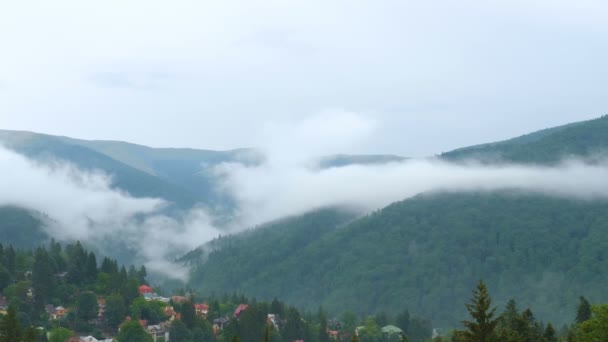 Wolken Die Bewegen Bergen Dorp Zomer Dag Panoramisch Uitzicht — Stockvideo