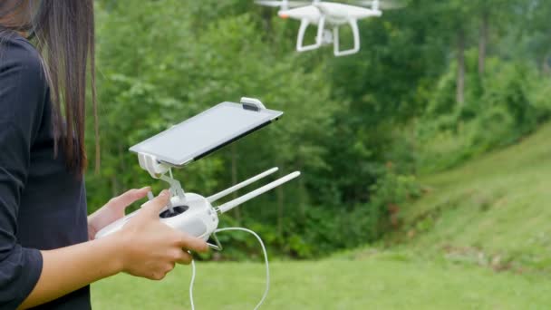 Junge Frau Steuert Drohne Feld Drohnenführer Mit Fernbedienung Und Digitalem — Stockvideo